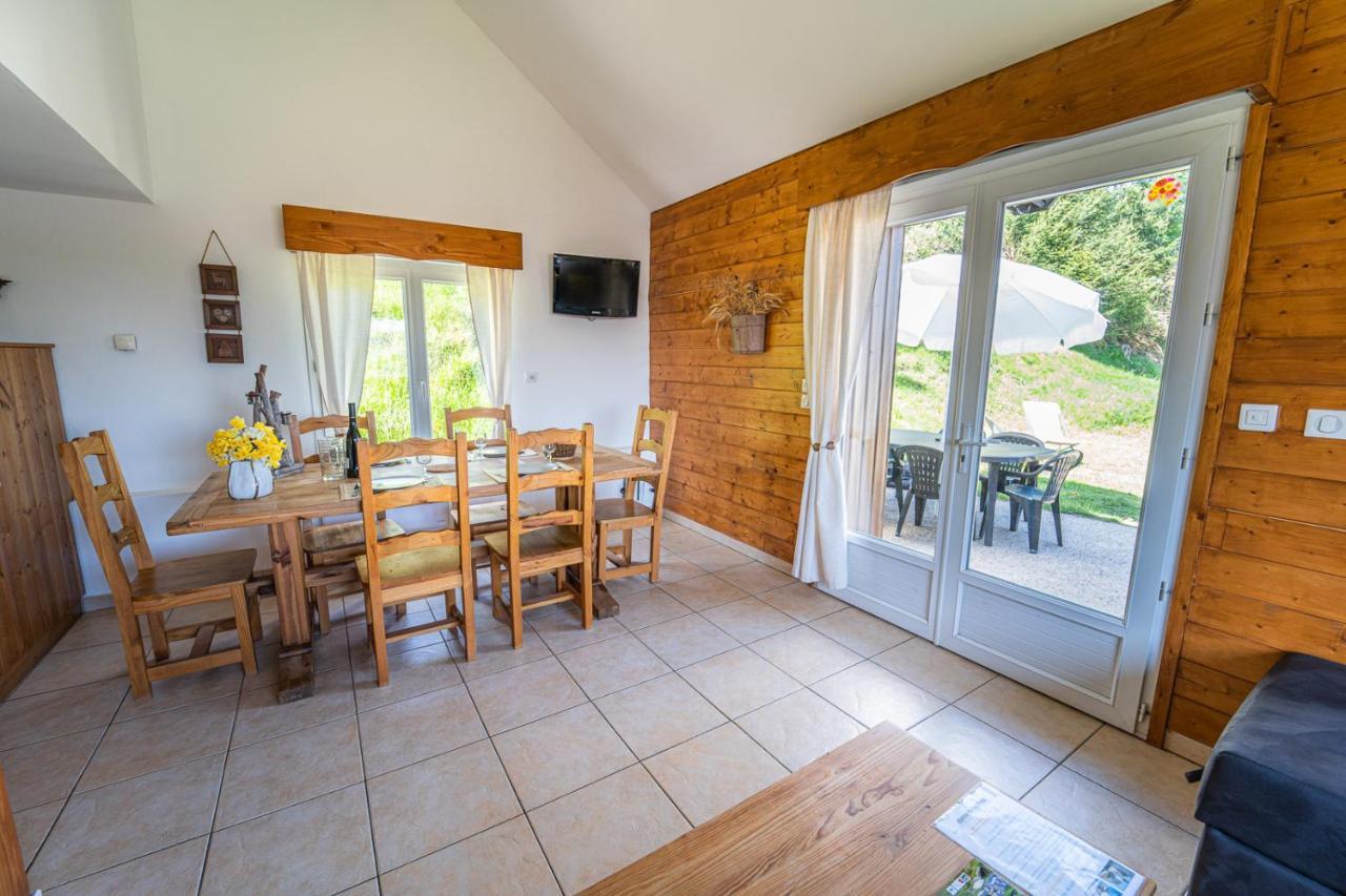 Village De Gites Les Chalets De L'Aubrac オモン・オーブラック エクステリア 写真