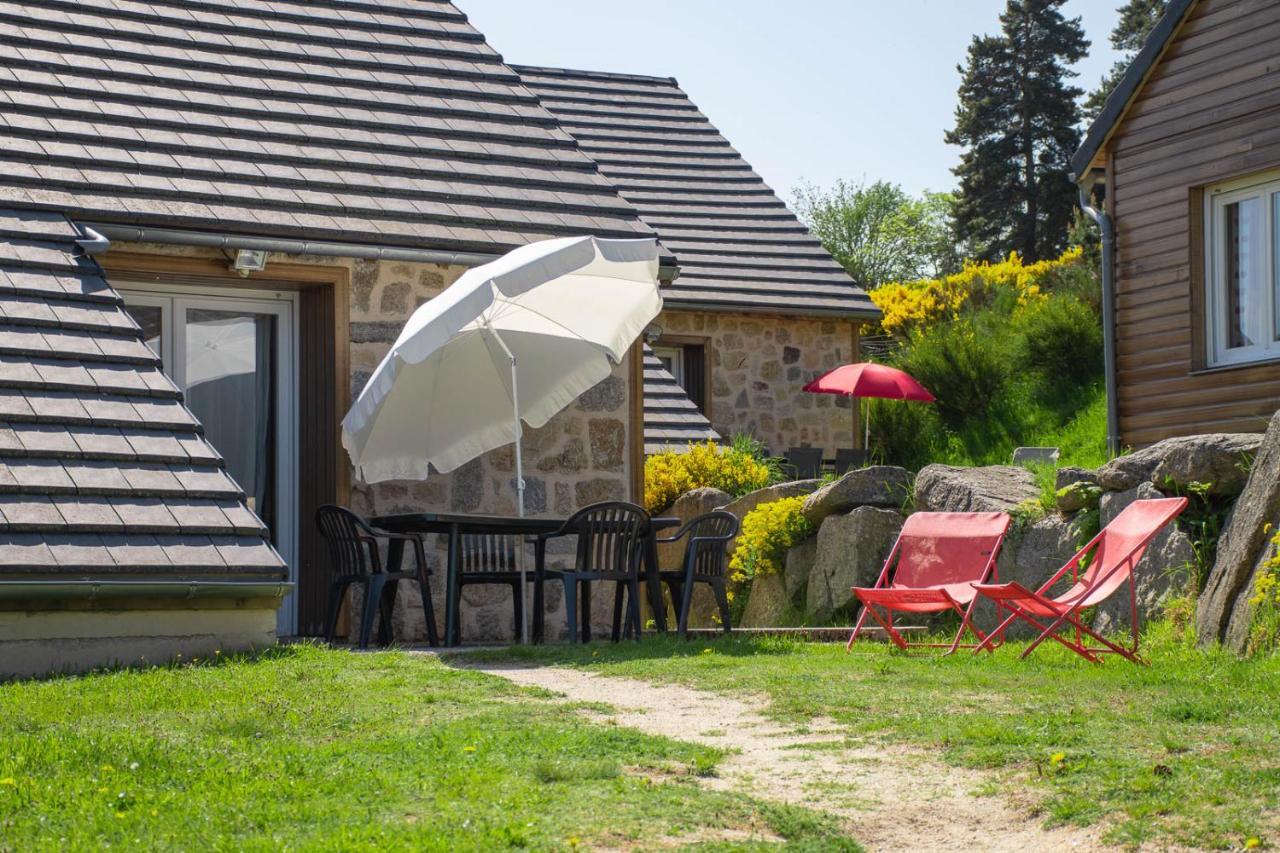 Village De Gites Les Chalets De L'Aubrac オモン・オーブラック エクステリア 写真