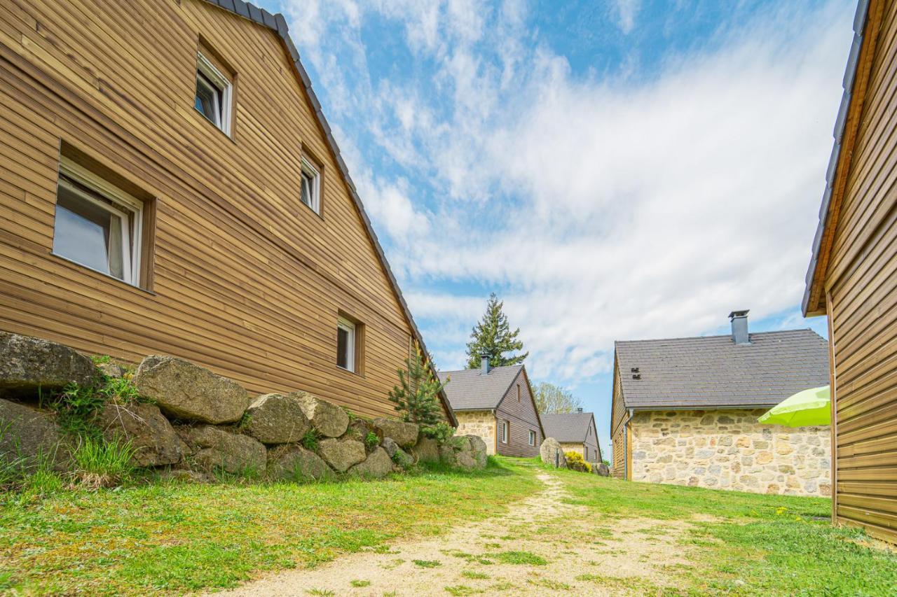 Village De Gites Les Chalets De L'Aubrac オモン・オーブラック エクステリア 写真