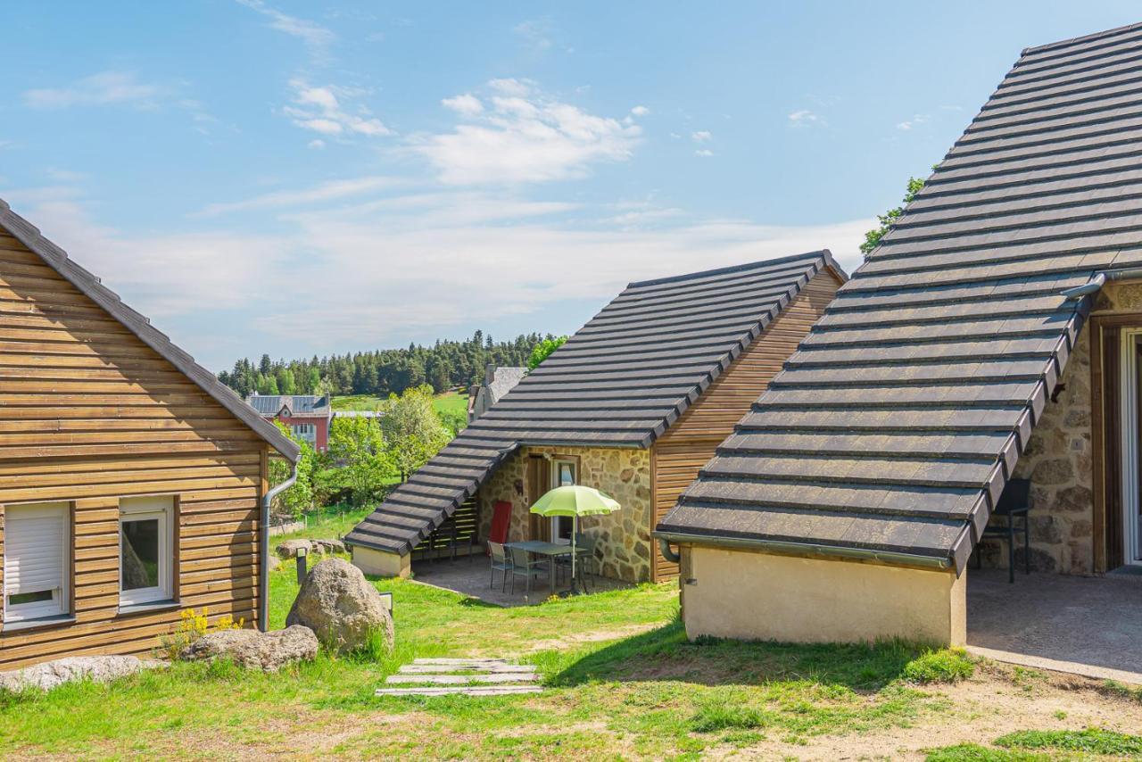 Village De Gites Les Chalets De L'Aubrac オモン・オーブラック エクステリア 写真