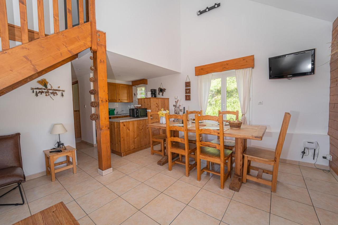 Village De Gites Les Chalets De L'Aubrac オモン・オーブラック エクステリア 写真