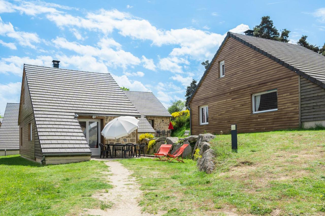 Village De Gites Les Chalets De L'Aubrac オモン・オーブラック エクステリア 写真