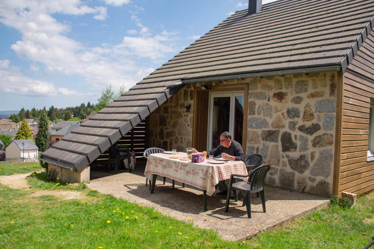 Village De Gites Les Chalets De L'Aubrac オモン・オーブラック エクステリア 写真